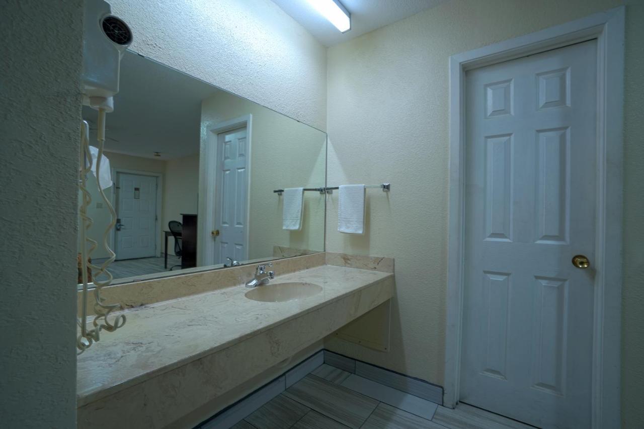 Texas Inn San Benito Near Harlingen Экстерьер фото