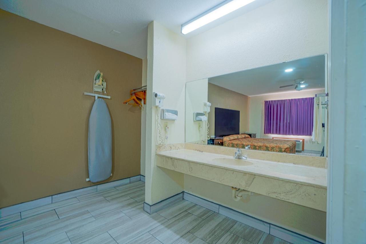 Texas Inn San Benito Near Harlingen Экстерьер фото